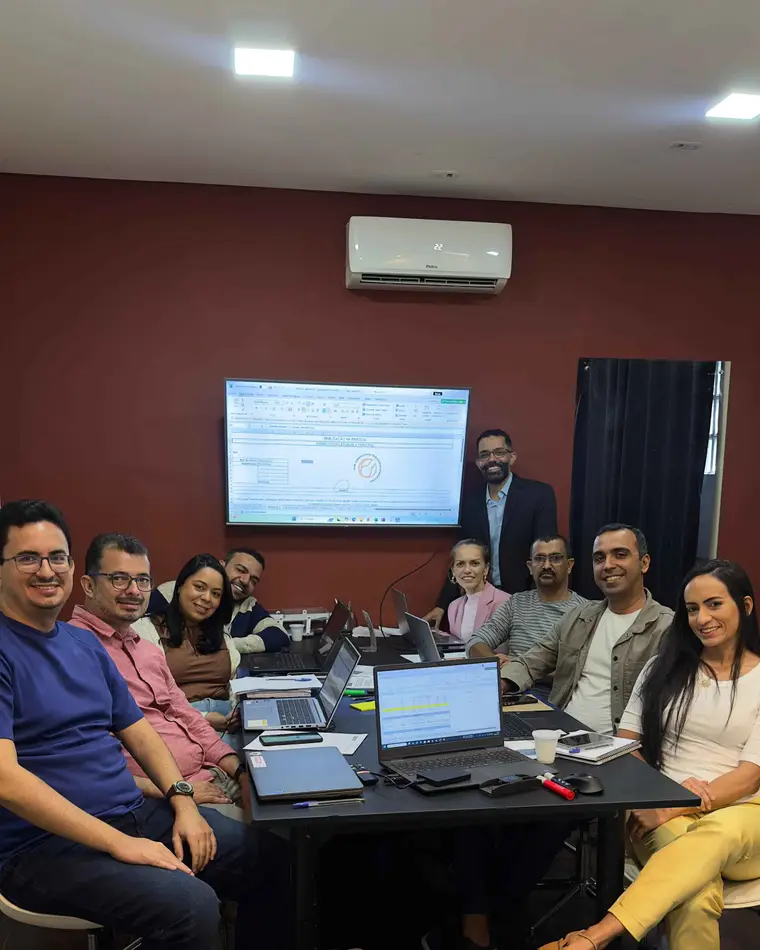 Turma de treinamento da KSM em sala de aula