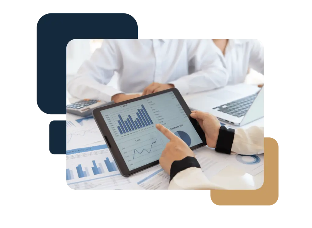 Equipe KSM analisando resultados financeiros